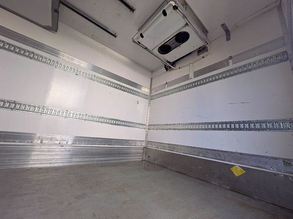 RENAULT TRUCKS Midlum 220 DXI Frigo 4x2 - Miniature 12
