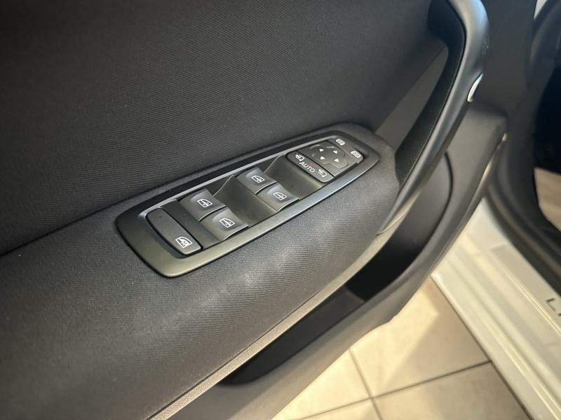 RENAULT Megane d’occasion à vendre à CHENNEVIÈRES-SUR-MARNE chez ADP - SOVEA 94 (Photo 14)