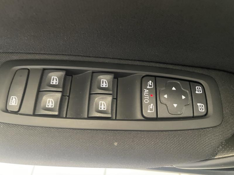 RENAULT Megane d’occasion à vendre à CHENNEVIÈRES-SUR-MARNE chez ADP - SOVEA 94 (Photo 14)