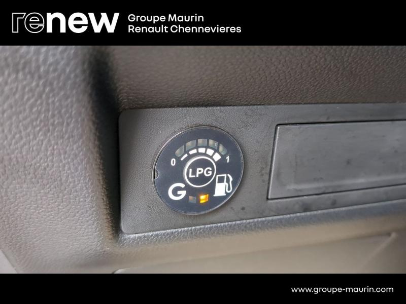 RENAULT Captur d’occasion à vendre à CHENNEVIÈRES-SUR-MARNE chez ADP - SOVEA 94 (Photo 16)