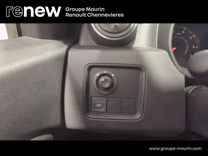 DACIA Duster d’occasion à vendre à CHENNEVIÈRES-SUR-MARNE chez ADP - SOVEA 94 (Photo 16)