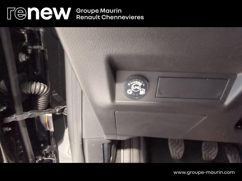 RENAULT Captur d’occasion à vendre à CHENNEVIÈRES-SUR-MARNE chez ADP - SOVEA 94 (Photo 13)