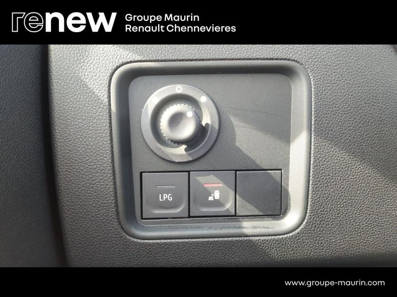 DACIA Duster d’occasion à vendre à CHENNEVIÈRES-SUR-MARNE chez ADP - SOVEA 94 (Photo 15)